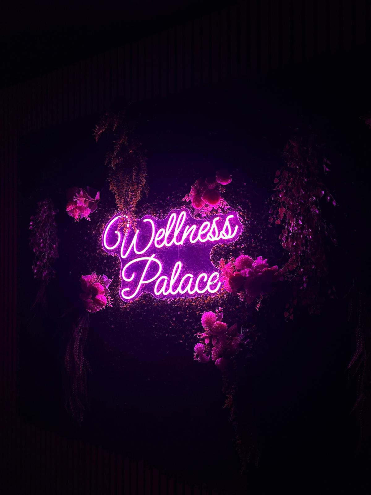 L'enseigne néon du spa Wellness Palace